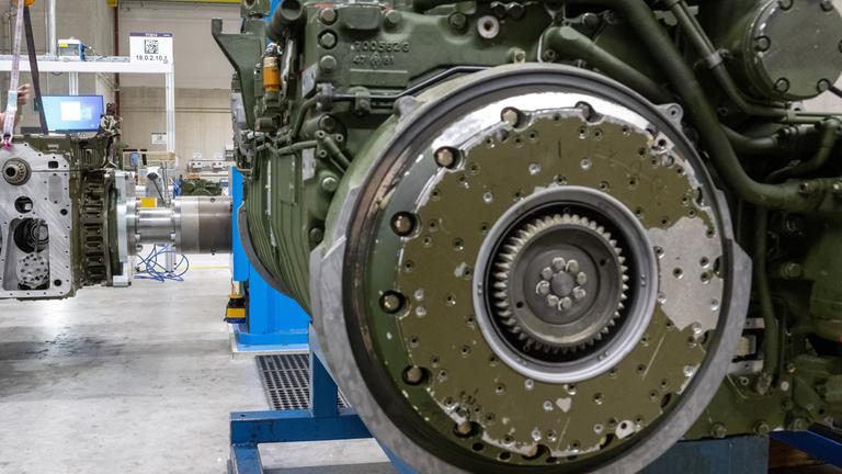 Ein Mitarbeiter montiert bei Renk in Augsburg das Getriebe für einen Panzer.