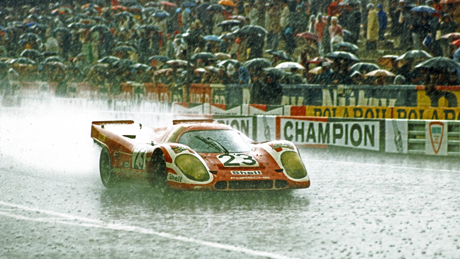 Rennfahrer Hans Herrmann und Richard Attwood im Rennen für Porsche von Le Mans im Jahre 1970.