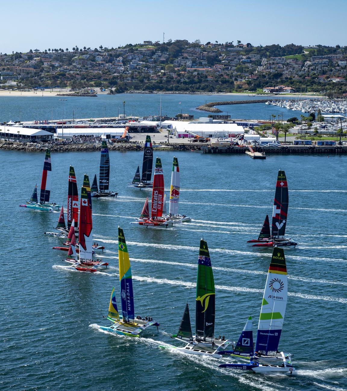 Die SailGP-Flotte überquert die Startlinie, angeführt vom USA SailGP Team, dem ROCKWOOL Denmark SailGP Team, dem Spain SailGP Team und dem Canada NorthStar SailGP Team, am ersten Renntag des Rolex Los Angeles Sail Grand Prix im Hafen von Los Angeles, Kalifornien, USA. Samstag, 15. März 2025.