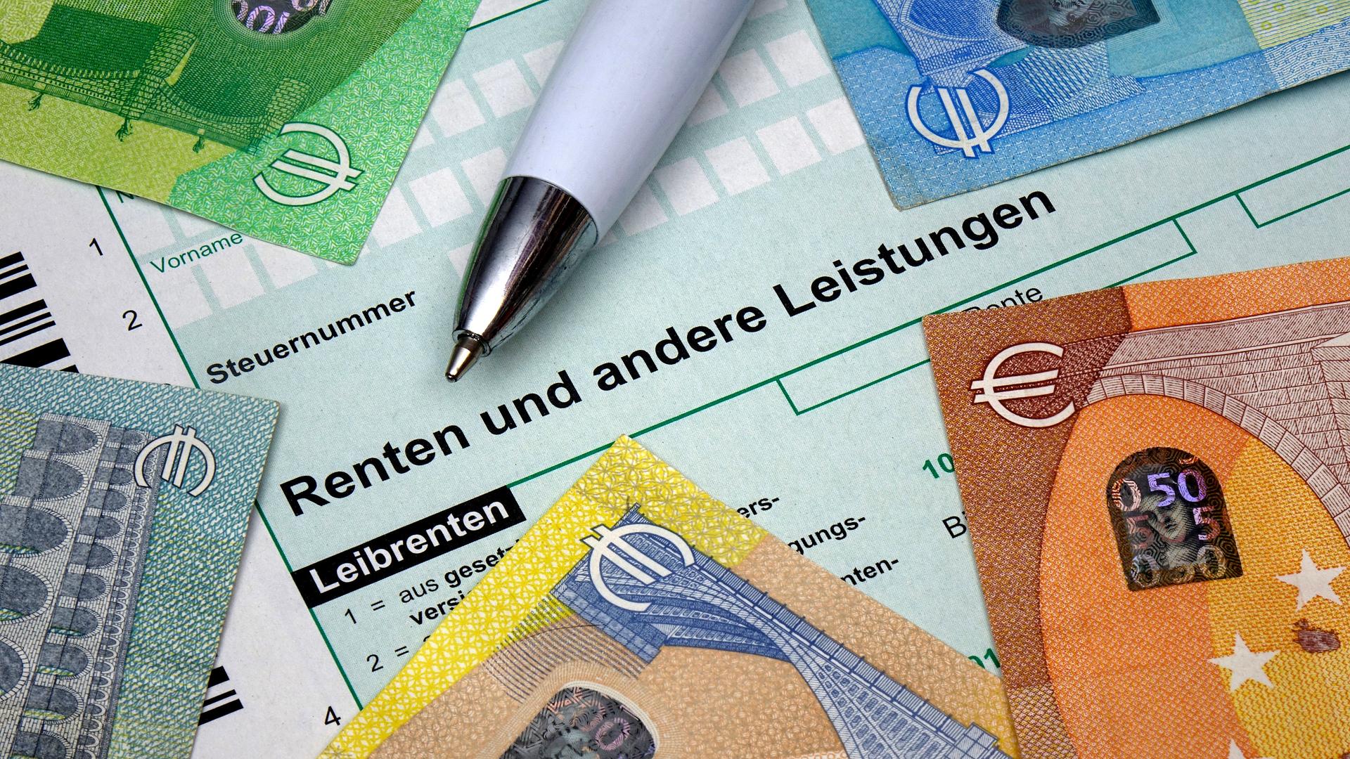 Formular zu Renten und andere Leistungen des Finanzamtes und Geldscheine 