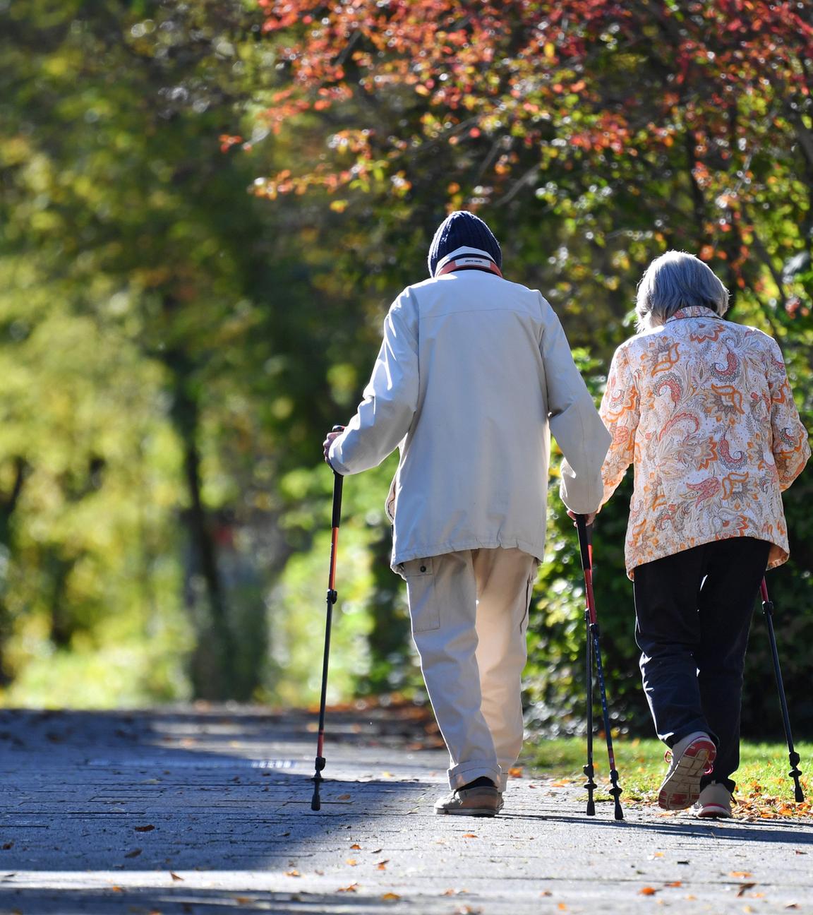 Symbolbild: Zwei alte Menschen mit Nordic Walking-Stöcken