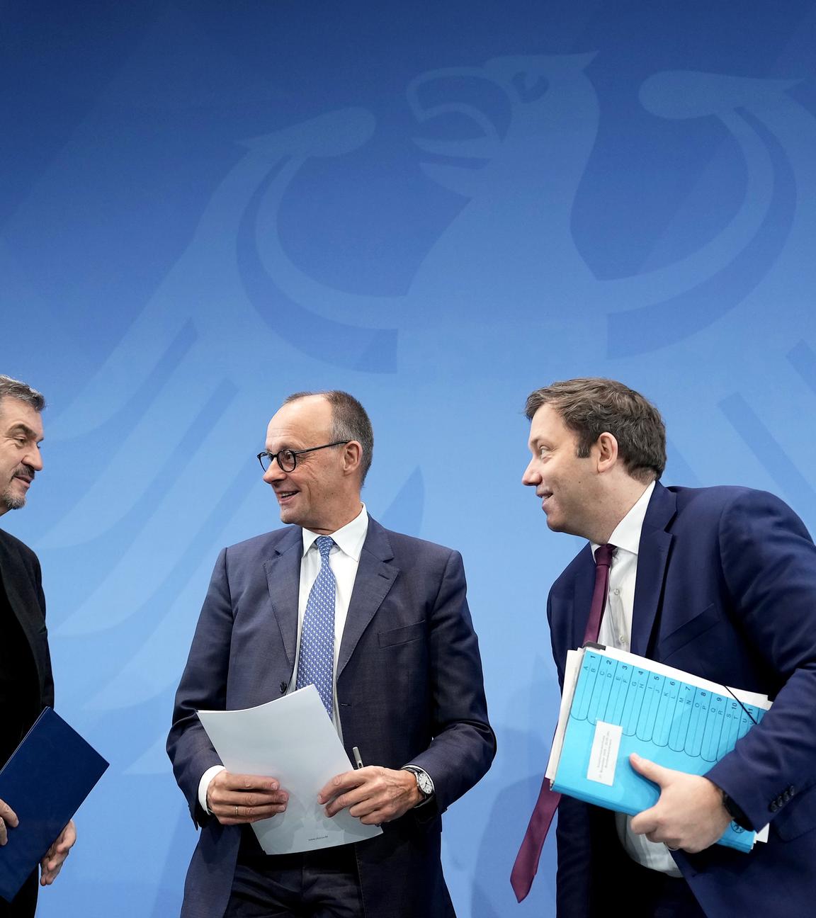 Markus Söder (l-r, CSU),  Friedrich Merz (CDU) und Lars Klingbeil (SPD) nehmen an der Pressekonferenz nach dem Koalitionsausschusses teil.