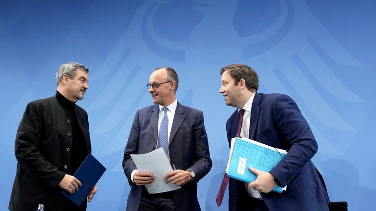 Markus Söder (l-r, CSU),  Friedrich Merz (CDU) und Lars Klingbeil (SPD) nehmen an der Pressekonferenz nach dem Koalitionsausschusses teil.