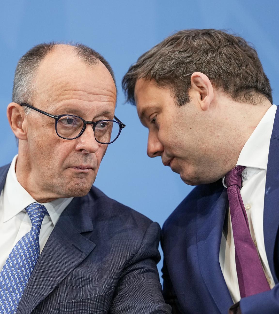 Bundeskanzler Friedrich Merz (l, CDU) und Lars Klingbeil (SPD), Bundesminister der Finanzen, nehmen an der Pressekonferenz zu den Ergebnissen des Koalitionsausschusses teil. 