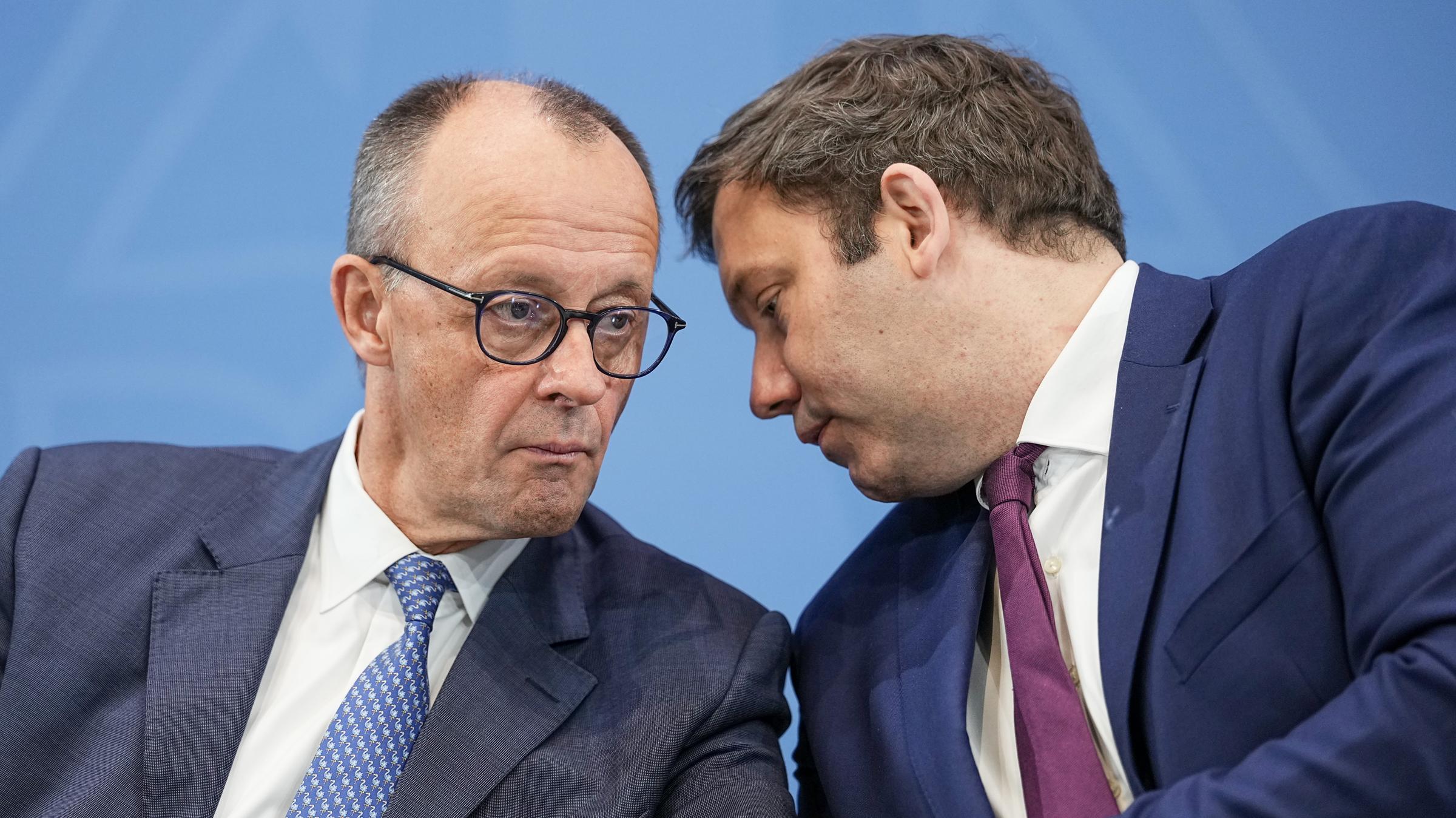 Bundeskanzler Friedrich Merz (l, CDU) und Lars Klingbeil (SPD), Bundesminister der Finanzen, nehmen an der Pressekonferenz zu den Ergebnissen des Koalitionsausschusses teil. 