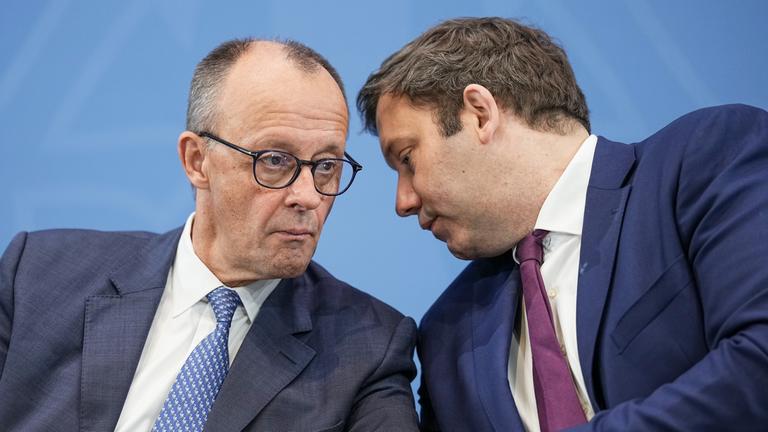Bundeskanzler Friedrich Merz (l, CDU) und Lars Klingbeil (SPD), Bundesminister der Finanzen, nehmen an der Pressekonferenz zu den Ergebnissen des Koalitionsausschusses teil. 