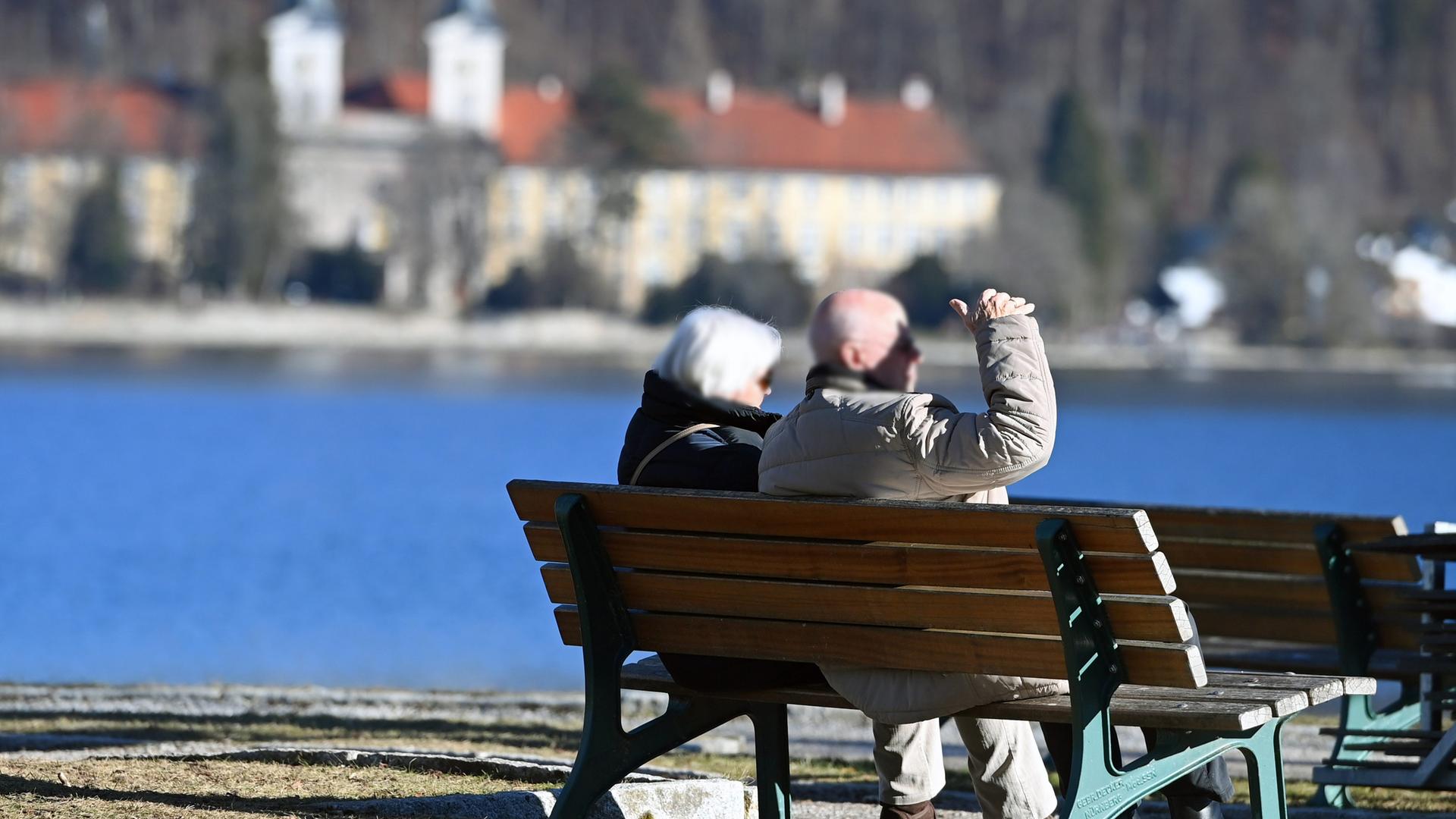 Symbolbild: Älteres Ehepaar auf Parkbank am Tegernsee