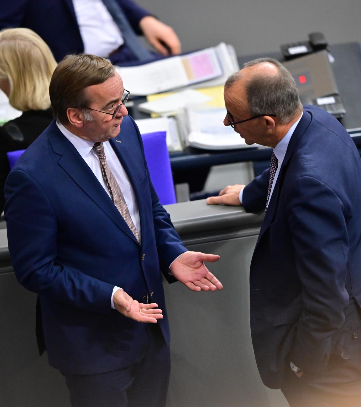 Boris Pistorius (SPD, l), Verteidigungsminister, und Bundeskanzler Friedrich Merz (CDU) sprechen am Rande der Sitzung des Bundestags. Thema ist die Rentenreform. 