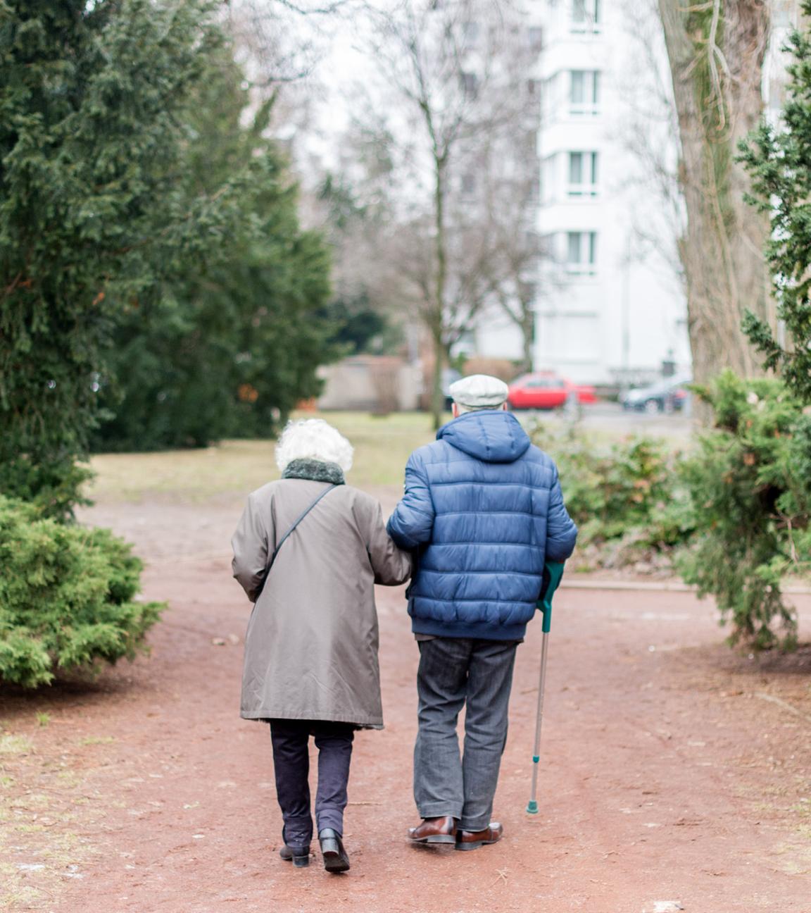 Archiv: Ein Älteres Ehepaar beim Spaziergang
