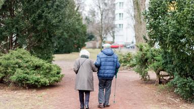 Archiv: Ein Älteres Ehepaar beim Spaziergang