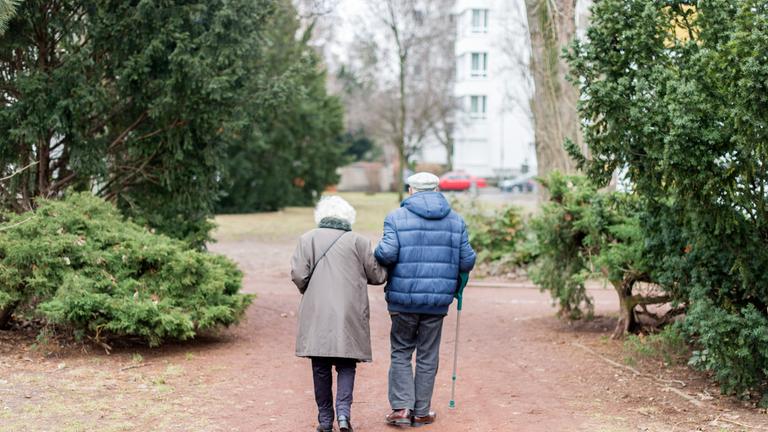 Archiv: Ein Älteres Ehepaar beim Spaziergang