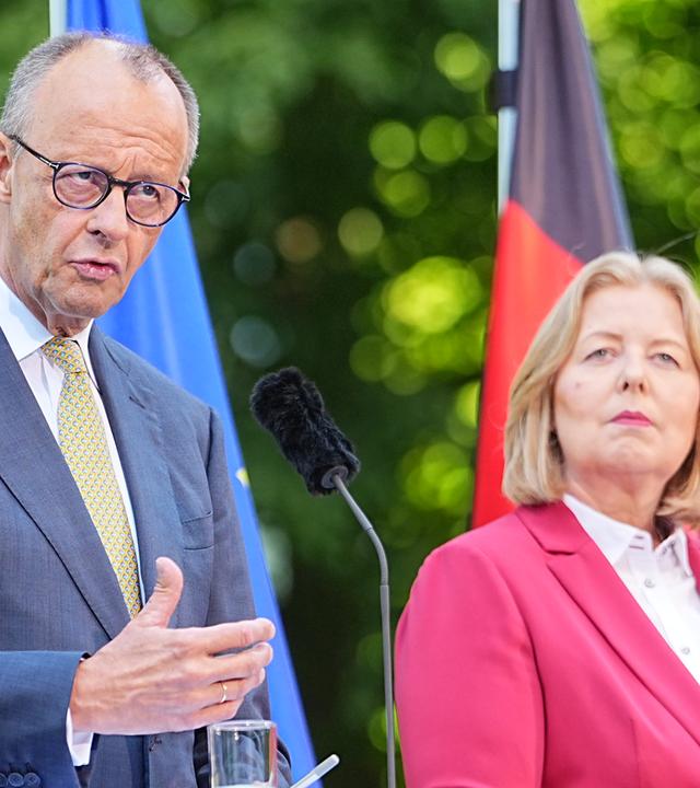 Berlin: Bundeskanzler Friedrich Merz (CDU) und Bärbel Bas (SPD), Bundesministerin für Arbeit und Soziales, geben im Garten des Kanzleramtes eine Pressekonferenz nach der Sitzung des Koalitionsausschusses.