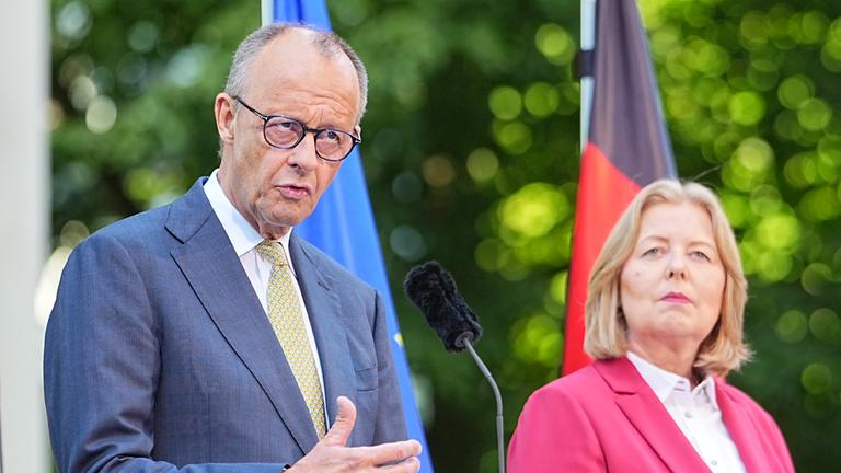 Berlin: Bundeskanzler Friedrich Merz (CDU) und Bärbel Bas (SPD), Bundesministerin für Arbeit und Soziales, geben im Garten des Kanzleramtes eine Pressekonferenz nach der Sitzung des Koalitionsausschusses.