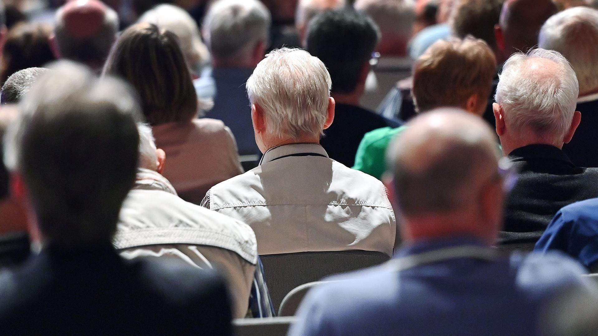 Rentner in der Menschenmenge