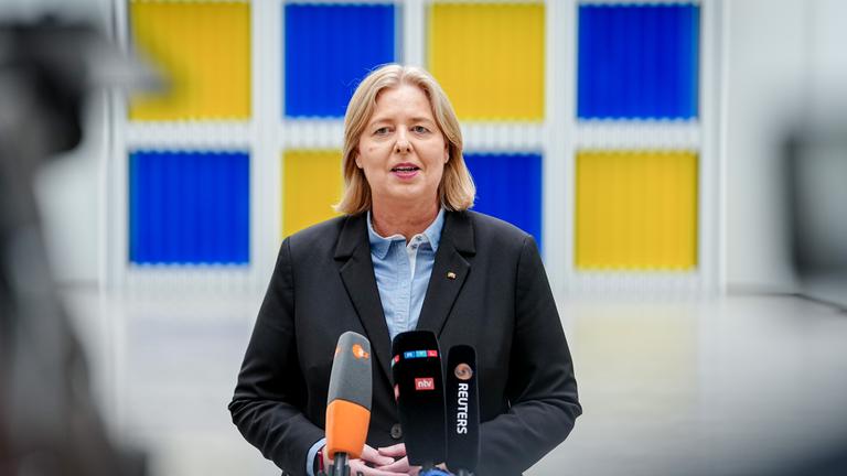 Bärbel Bas (SPD), Bundesministerin für Arbeit und Soziales, gibt in ihrem Ministerium eine Pressekonferenz zum Rentenpaket.