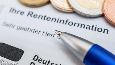 Ein Brief der Deutschen Rentenversicherung zur Renteninformation mit Bargeld und Kugelschreiber.