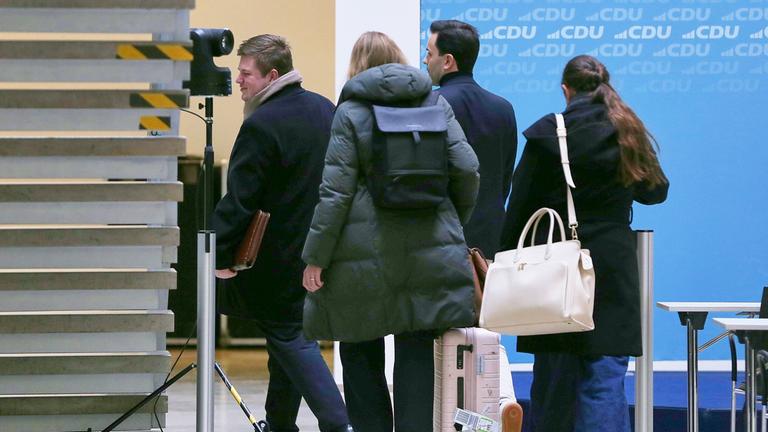 Johannes Winkler, Bundesvorsitzender der Jungen Union verlässt mit drei weiteren Personen einen Raum
