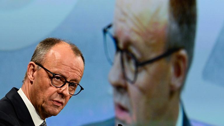 Berlin: Bundeskanzler Friedrich Merz (CDU) spricht beim Wirtschaftsgipfel der Süddeutschen Zeitung.