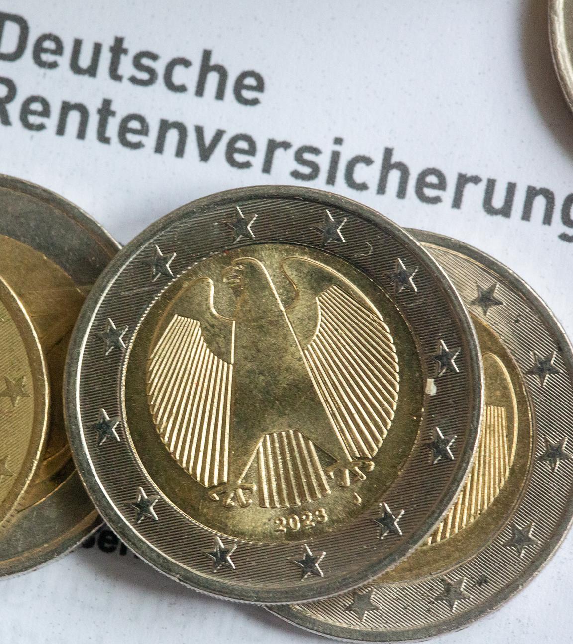Münzen liegen auf einer Renteninformation der Deutschen Rentenversicherung.