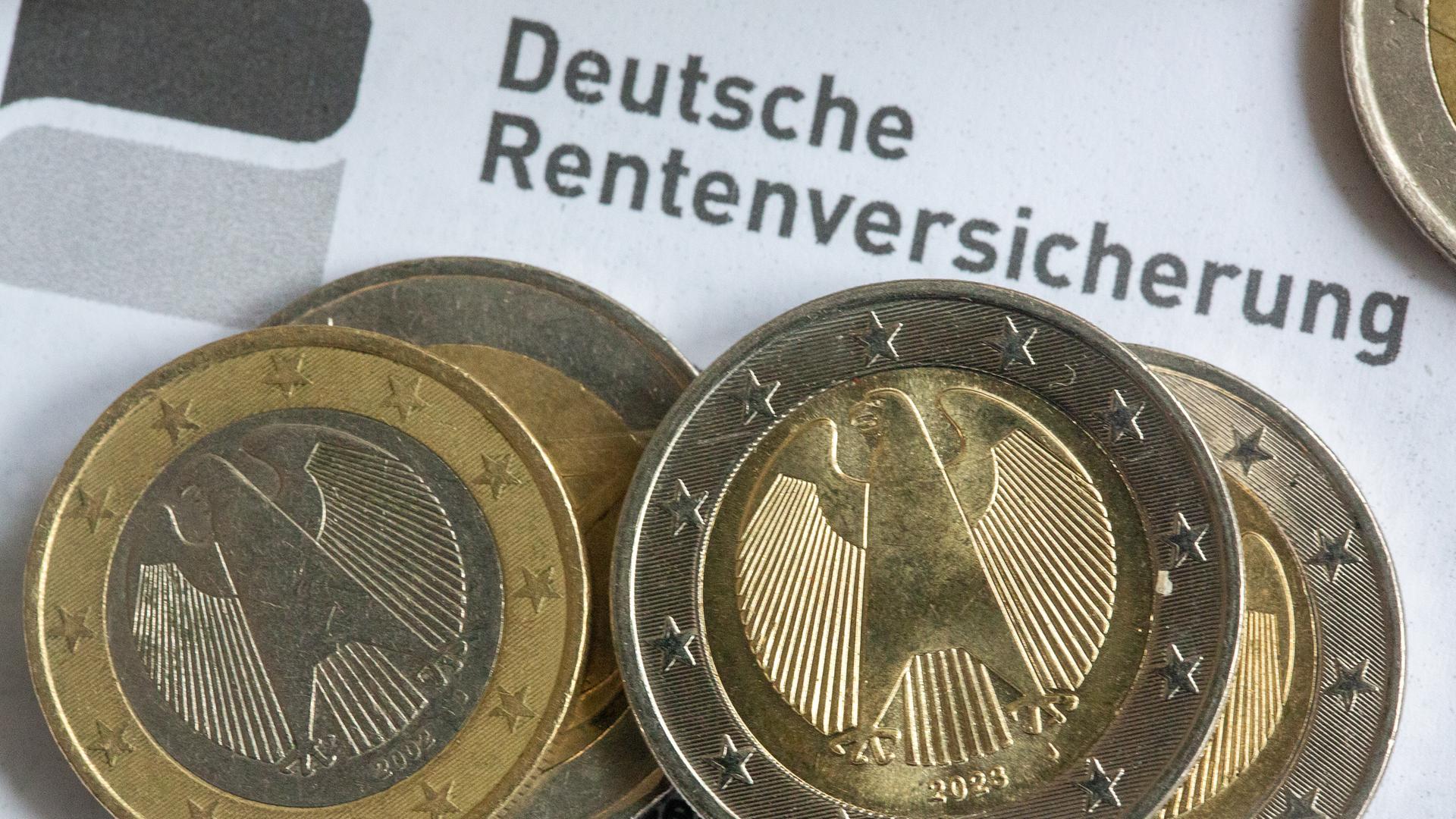 Münzen liegen auf einer Renteninformation der Deutschen Rentenversicherung.