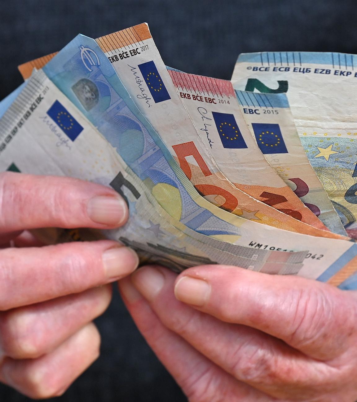 Mann mit Euroscheinen in der Hand