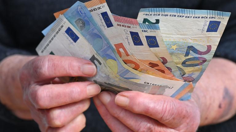 Mann mit Euroscheinen in der Hand