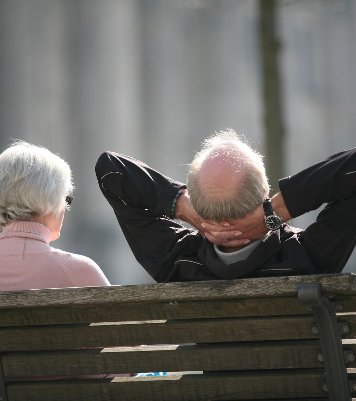 altes ehepaar sitzt auf einer parkbank