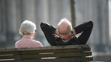 altes ehepaar sitzt auf einer parkbank