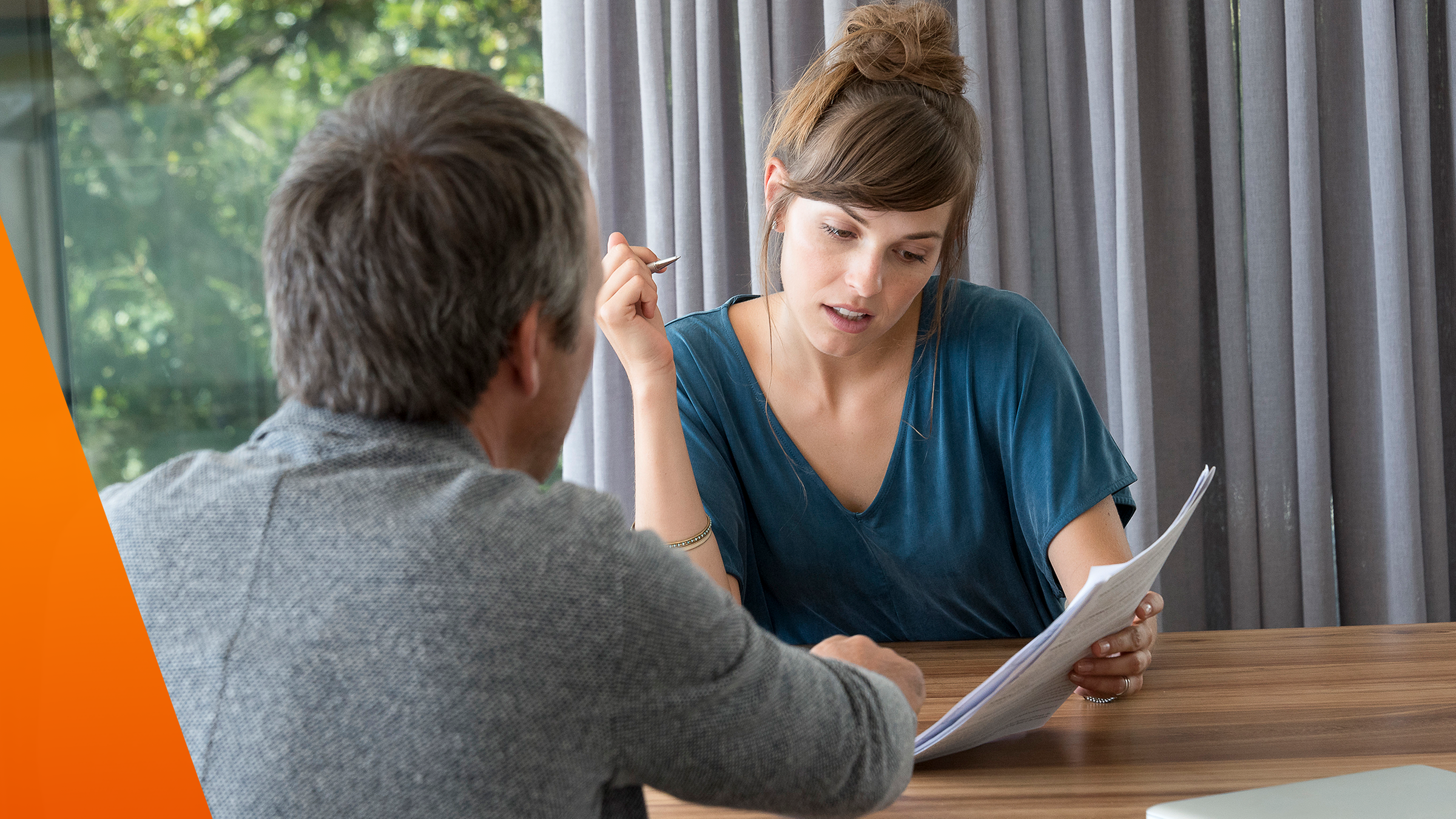 Mann und Frau sitzen am Tisch und beraten sich über Altersvorsorgeprodukte