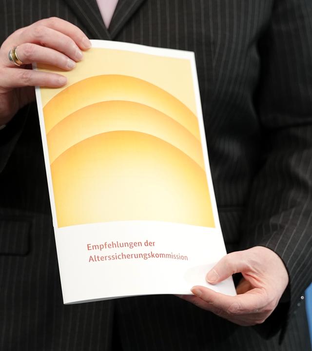 Bärbel Bas hält den Bericht der Alterssicherungskommission in den Händen.