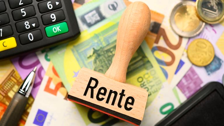 Stempel mit der Aufschrift Rente auf Euroscheinen