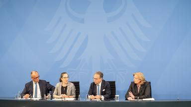 Bundeskanzler Friedrich Merz und Bärbel Bas, Bundesministerin für Arbeit und Soziales und SPD-Parteivorsitzende nehmen an der Pressekonferenz zur Rente mit den Kommissionsvorsitzenden Constanze Janda und Frank-Jürgen Weise teil.