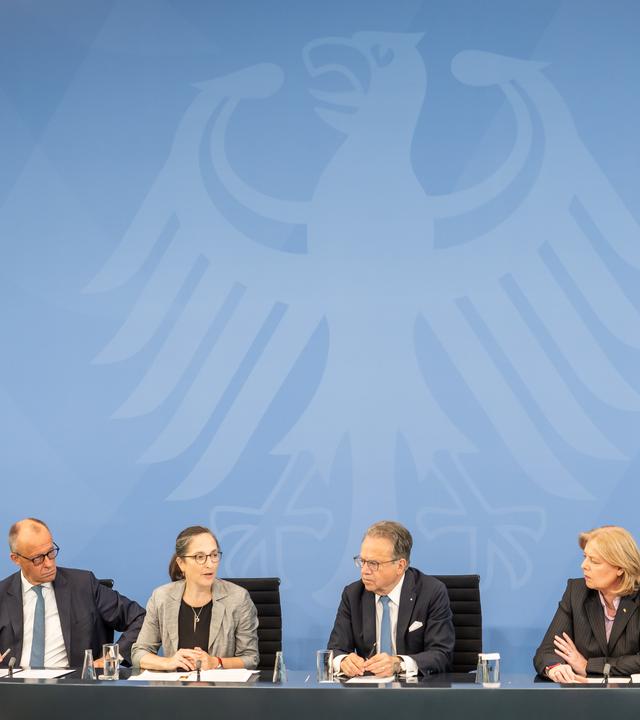 Bundeskanzler Friedrich Merz und Bärbel Bas, Bundesministerin für Arbeit und Soziales und SPD-Parteivorsitzende nehmen an der Pressekonferenz zur Rente mit den Kommissionsvorsitzenden Constanze Janda und Frank-Jürgen Weise teil.