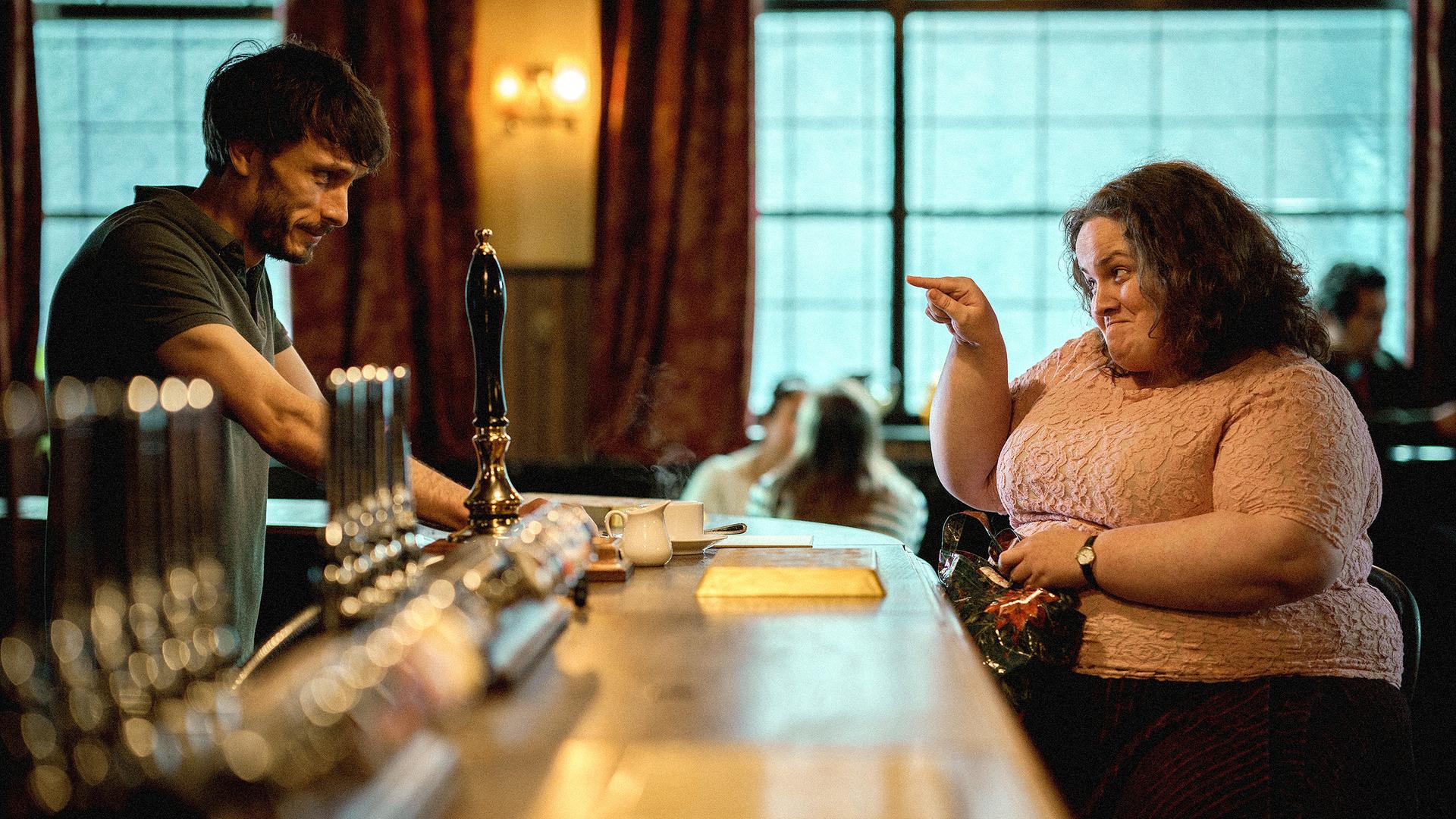 Richard Gadd als Donny und Jessica Gunning als Martha in einem Pub in einer Szene aus «Rentierbaby»