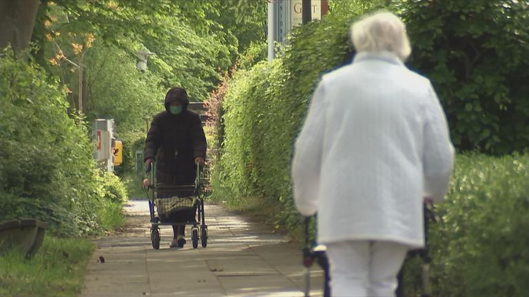 Rentner beim Spaziergang