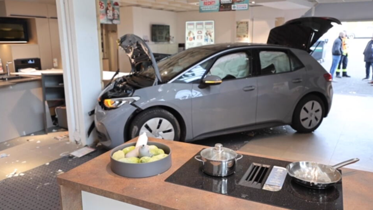 Gas statt Bremse: Rentner rast in Küchenstudio 