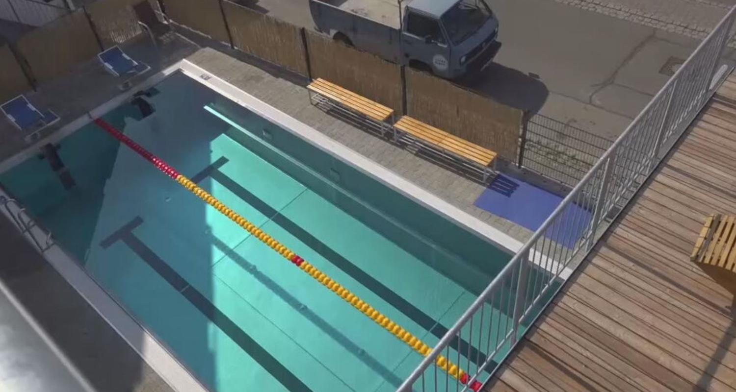 Rentner baut öffentliches Schwimmbad in Garten