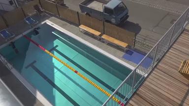 Rentner baut öffentliches Schwimmbad in Garten