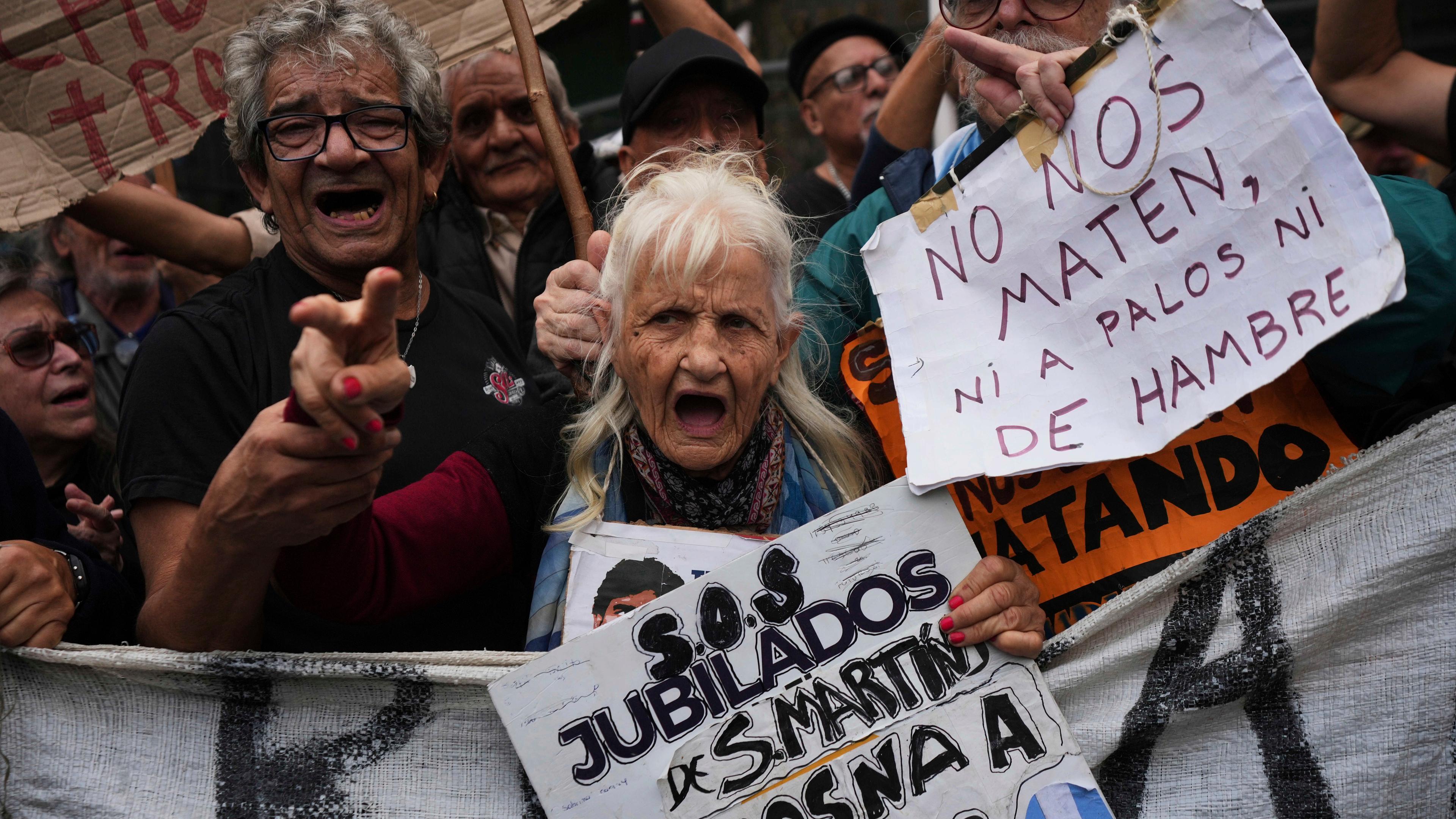 Rentner in Buenos Aires protestieren gegen Mileis Sparpolitik.