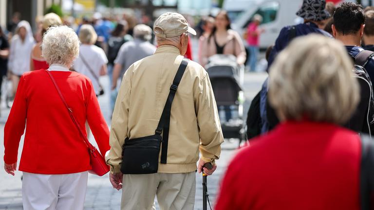 Senioren gehen durch die Leipziger Innenstadt