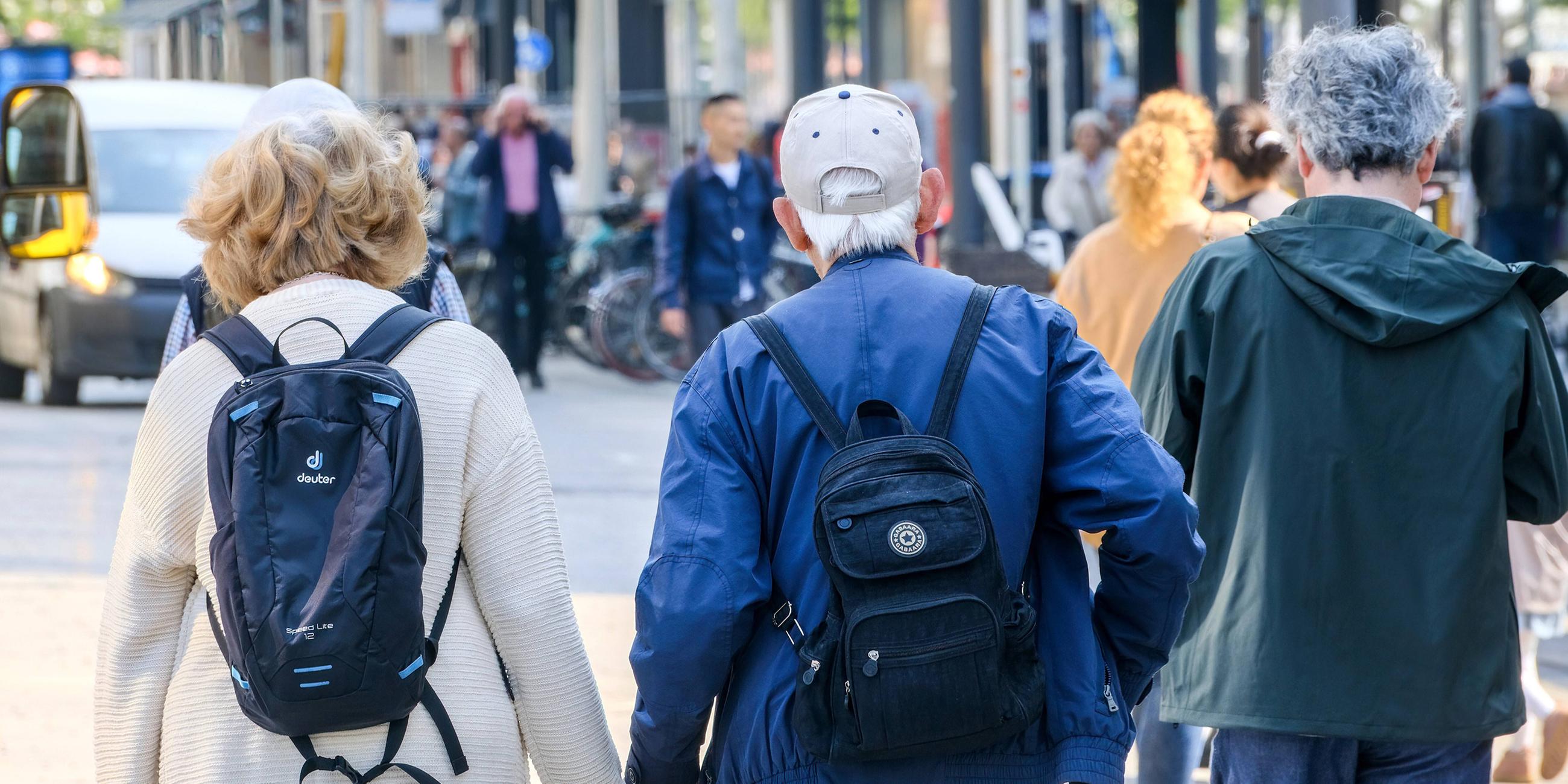 Rentner in einer Einkaufsstraße