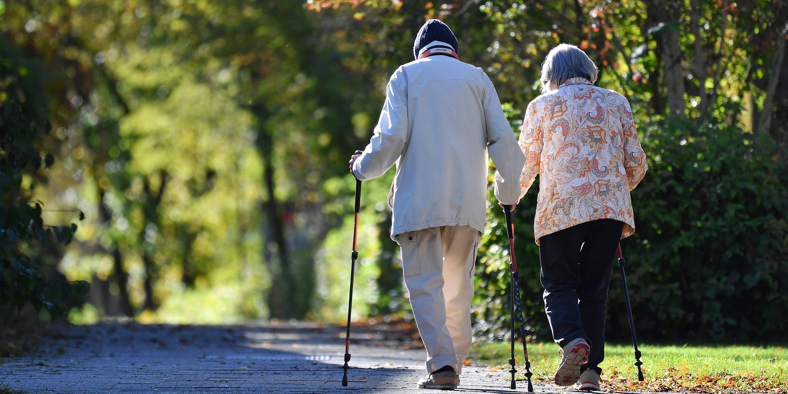 Altes Ehepaar-Rentner -Mann und Frau gehen mit Nordic Walking Stoecken spazieren, aufgenommen am 05.03.2024
