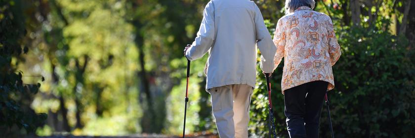 Altes Ehepaar-Rentner -Mann und Frau gehen mit Nordic Walking Stoecken spazieren, aufgenommen am 05.03.2024