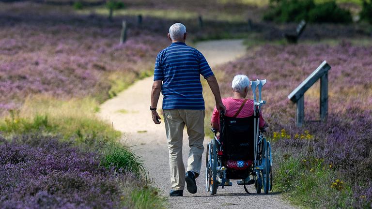 Ein Mann und eine Frau im Naturschutzpark Lüneburger Heide, aufgenommen am 14.08.2023