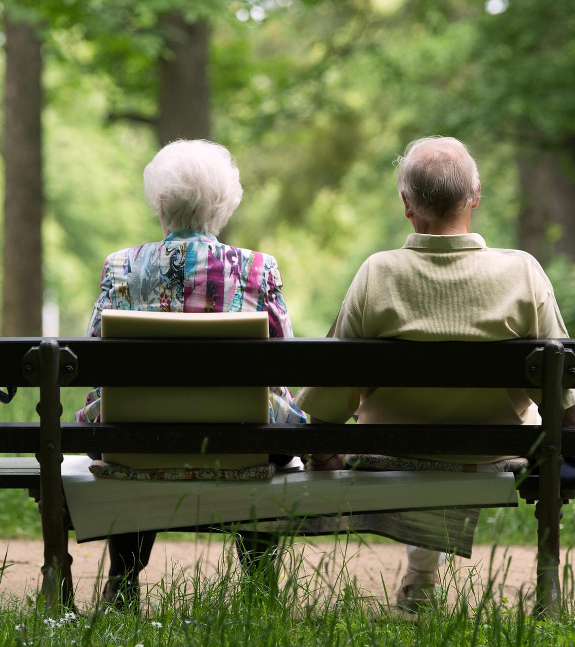 Zwei Spaziergaenger sitzen im Park großer Garten auf einer Bank, aufgenommen am 14.08.2023