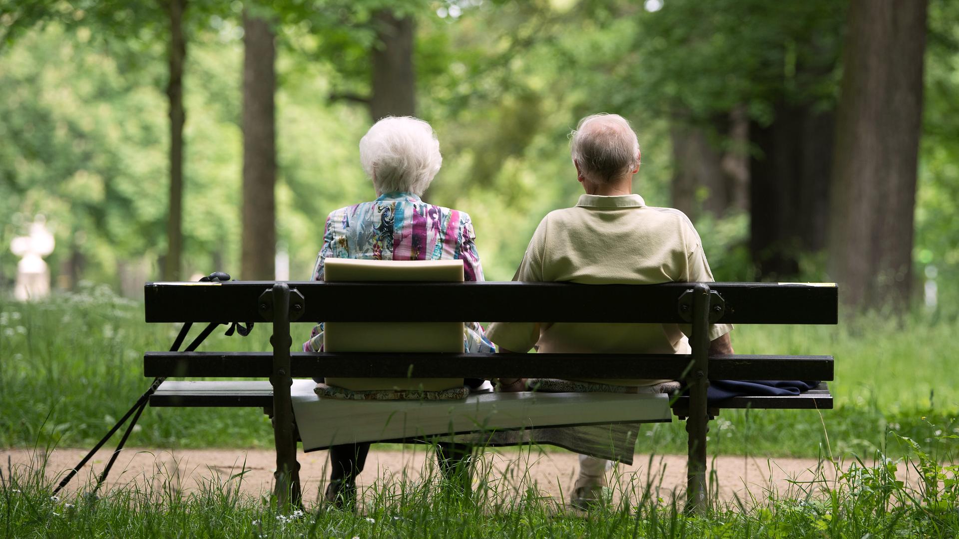Zwei Spaziergaenger sitzen im Park großer Garten auf einer Bank, aufgenommen am 14.08.2023