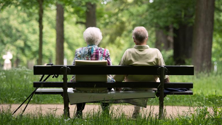 Zwei Spaziergaenger sitzen im Park großer Garten auf einer Bank, aufgenommen am 14.08.2023