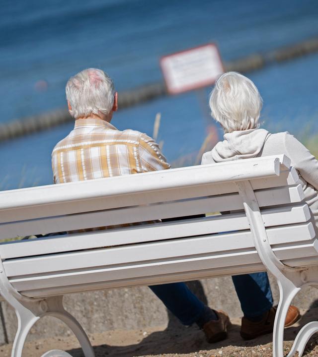 Älteres Paar sitzend auf einer Parkbank im Spätsommer 2026 im Ostseebad Kühlungsborn