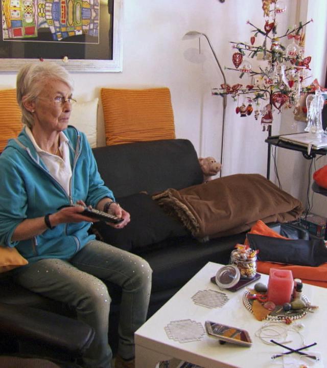 Rentnerin Anni Eimann sitzt allein in ihrem Wohnzimmer.