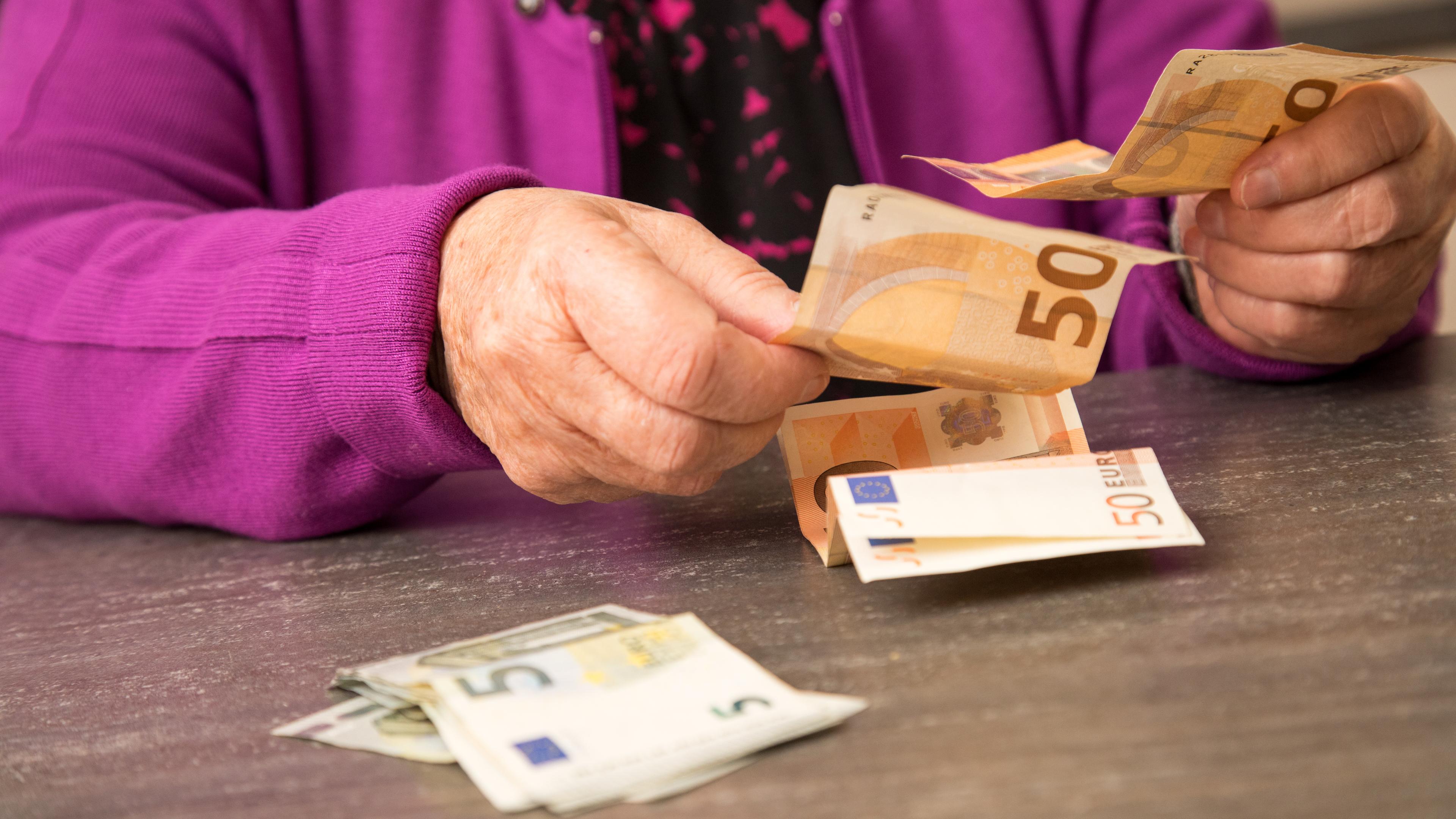 Niedersachsen, Bassum-Bramstedt: Eine ältere Dame zählt Geld.